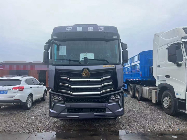 星空app官方站豪沃MAX牵引车