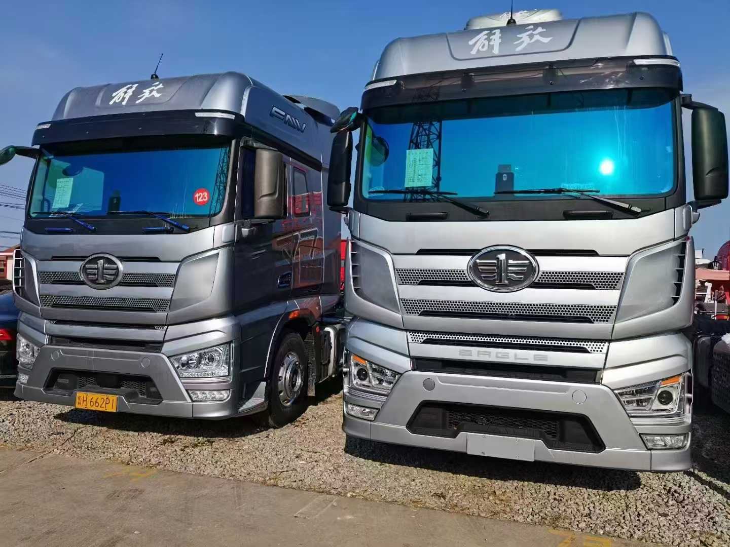 星空app官方站二手车市场现两台优质国六解放大 J7 牵引车